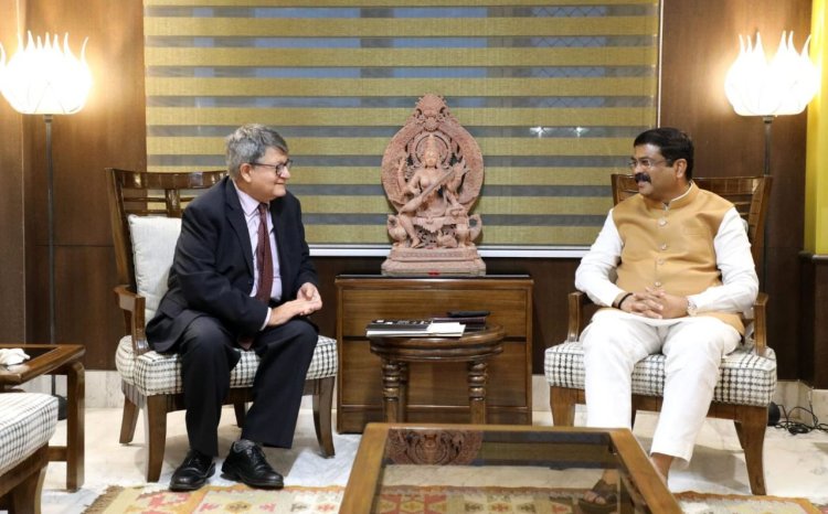 ନୂଆଦିଲ୍ଲୀ ଠାରେ କେନ୍ଦ୍ର ଶିକ୍ଷା ମନ୍ତ୍ରୀଙ୍କୁ ଭେଟିଲେ ନୀତି ଆୟୋଗ ଉପାଧ୍ୟକ୍ଷ ସୁମନ ବେରୀ : ଓମଟିଭି